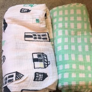 Set of 2 swaddle blankets